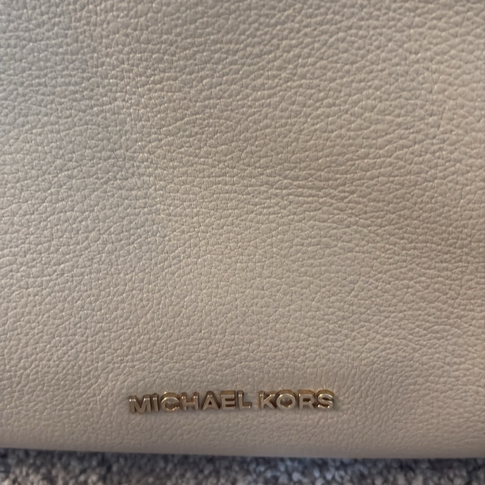 Michael Kors Raven Cream/Gold large pebbled leather Shoulder Bag. New. - Picture 3 of 9